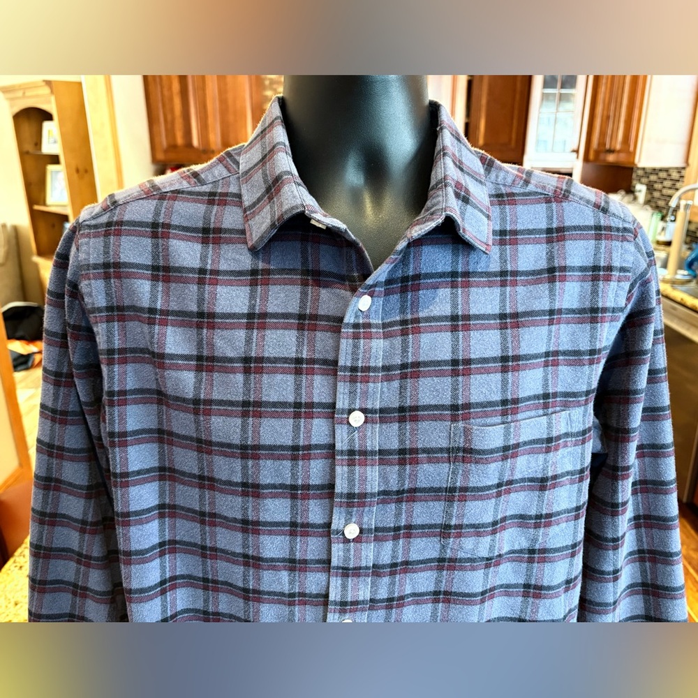 UNTUCKit Men's button front flannel shirt. Sharp blue/Burgundy plaid‎ with logo. - Picture 2 of 6